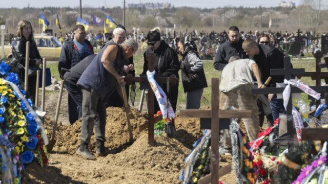 Не стихва недоволството заради церемонията в Суми, привлякла руските ракети